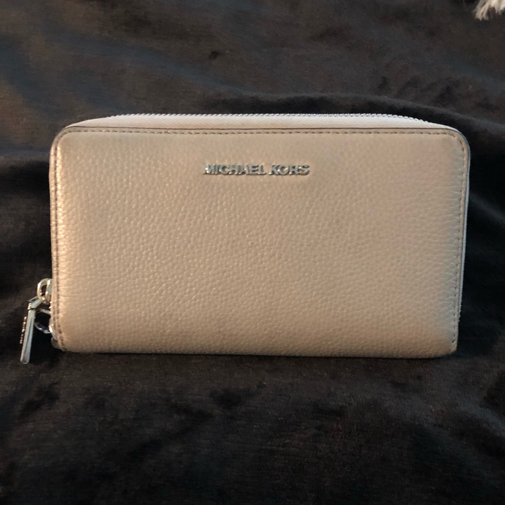Michael kors wallet!!!!!